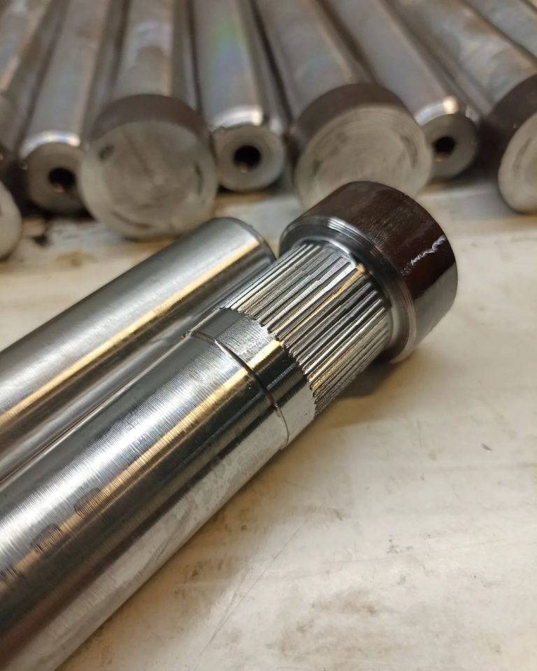 Fabricación de bulones roscados y moleteados. (1)