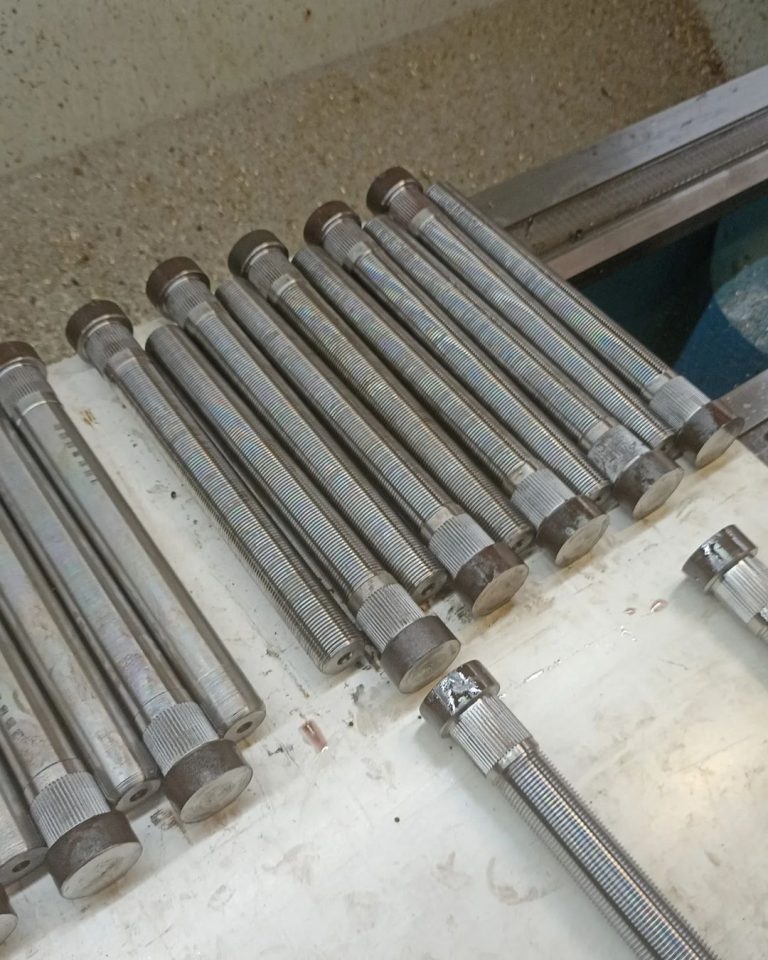 Fabricación de bulones roscados y moleteados. (3)